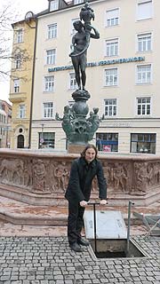 Das Baureferat eröffnete Brunnensaison mit dem Aufdrehen des Fortunabrunnens am Isartorplatz (©Foto: Martin Schmitz)